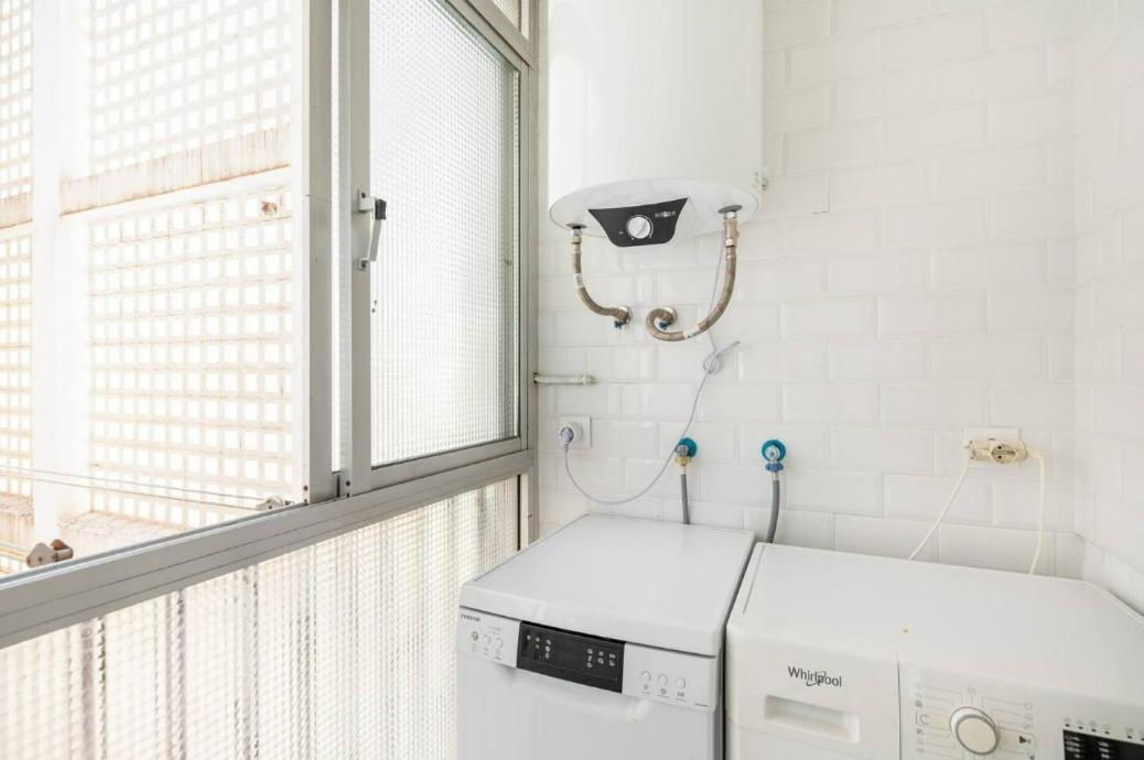 Apartamento Amplio Con 4 Habitaciones Y 2 Banos - Great Apartment With 4 Rooms - 2 Baths Sevilla Eksteriør billede