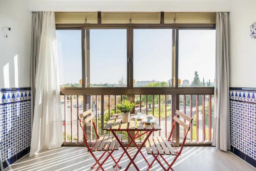 Apartamento Amplio Con 4 Habitaciones Y 2 Banos - Great Apartment With 4 Rooms - 2 Baths Sevilla Eksteriør billede
