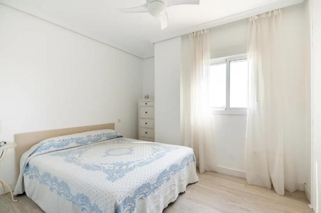 Apartamento Amplio Con 4 Habitaciones Y 2 Banos - Great Apartment With 4 Rooms - 2 Baths Sevilla Eksteriør billede