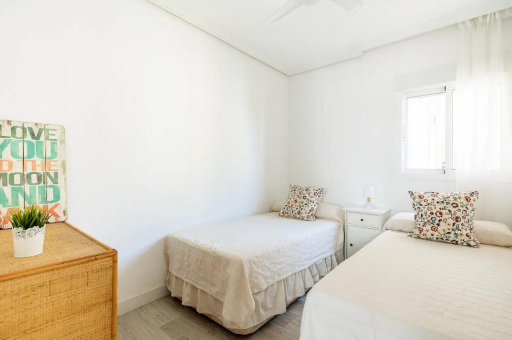 Apartamento Amplio Con 4 Habitaciones Y 2 Banos - Great Apartment With 4 Rooms - 2 Baths Sevilla Eksteriør billede