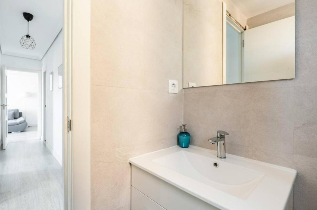 Apartamento Amplio Con 4 Habitaciones Y 2 Banos - Great Apartment With 4 Rooms - 2 Baths Sevilla Eksteriør billede