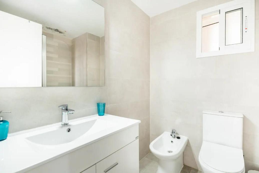 Apartamento Amplio Con 4 Habitaciones Y 2 Banos - Great Apartment With 4 Rooms - 2 Baths Sevilla Eksteriør billede