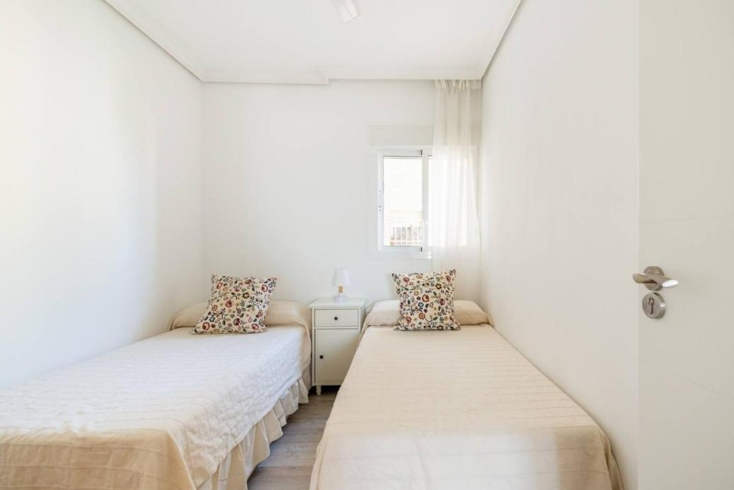 Apartamento Amplio Con 4 Habitaciones Y 2 Banos - Great Apartment With 4 Rooms - 2 Baths Sevilla Eksteriør billede